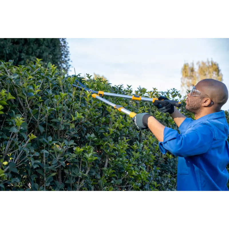 TelescopicHedgeShears_2H1120001ST1_amb03_web